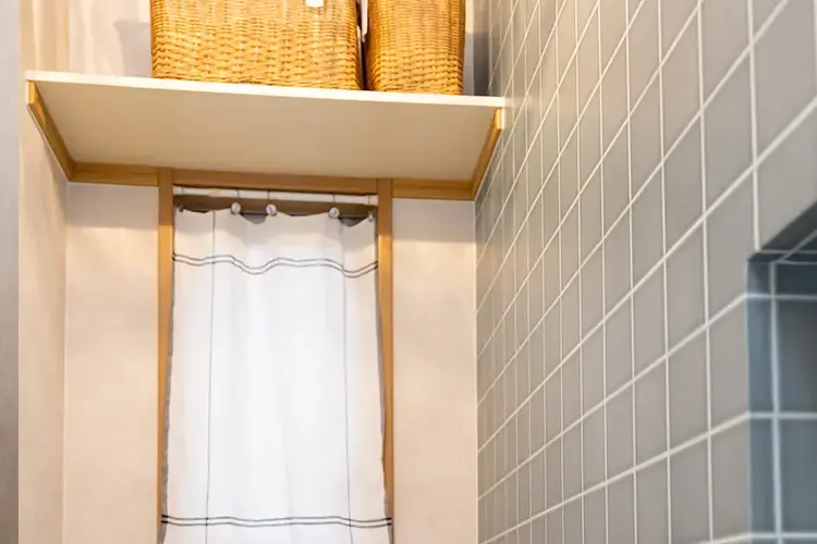 トイレ収納棚の取り付け