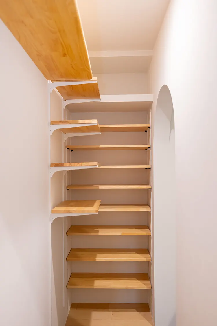 収納棚の造作工事