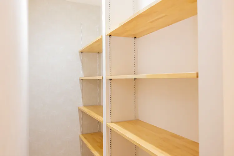 収納棚の造作工事